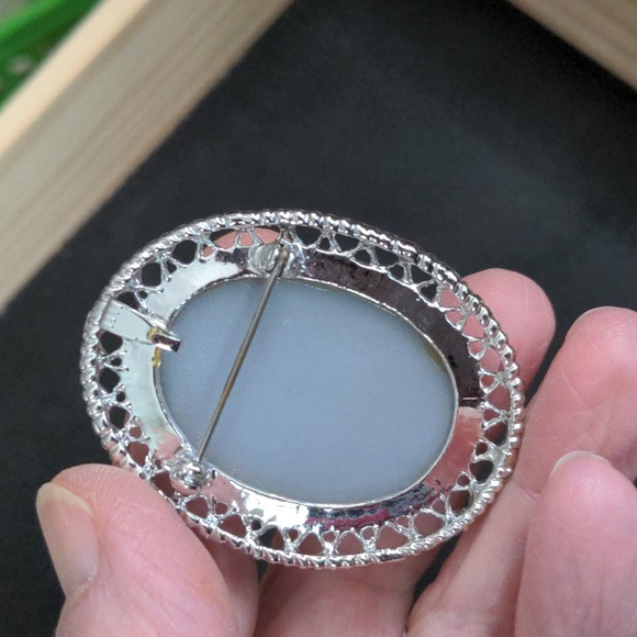 A206 🔥 5 For $35 🔥 Silver Tone Resin Cameo Brooch & Clip Earrings - Picture 3 of 5